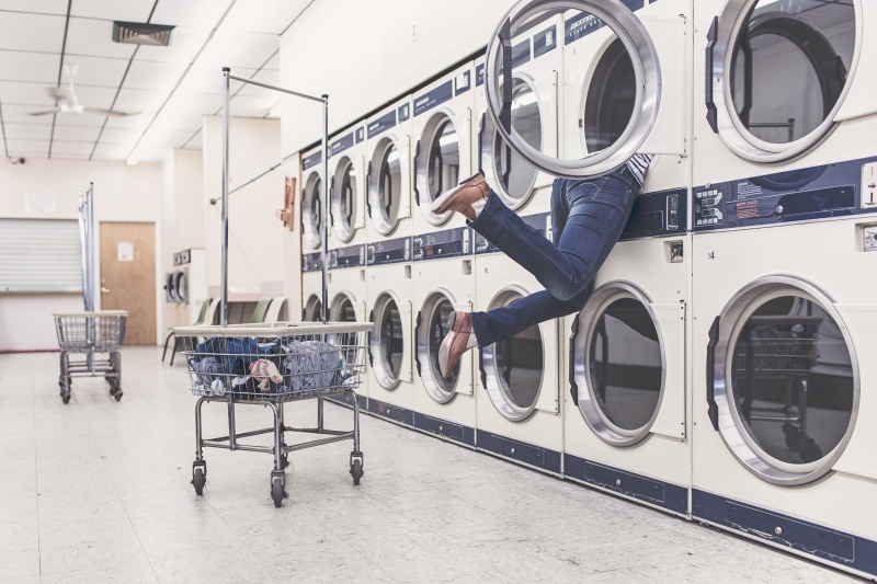 magasin-LA TRINITE-min_people-woman-laundry-laundromat-interior-design-art-946996-pxhere.com